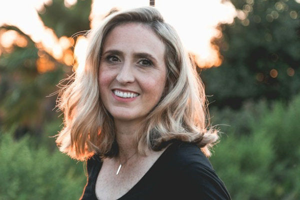 Maria, a busy female professional, connected with like-minded entrepreneurs on BadsX.com for meaningful relationships and intellectual discussions, valuing her limited time.
